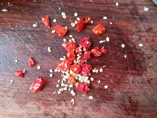 爽脆萵筍莖的做法-咸鮮味炒菜譜-易網健康養生網 爽脆萵筍莖的做法-咸鮮味炒菜譜