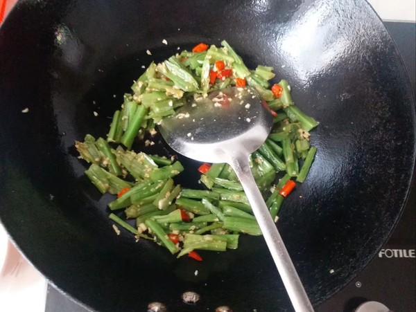 爽脆萵筍莖的做法-咸鮮味炒菜譜-易網健康養生網 爽脆萵筍莖的做法-咸鮮味炒菜譜