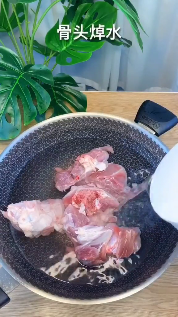 胡蘿卜玉米排骨湯的做法-咸鮮味煮菜譜-易網<a href=http://www.jsjjzhkt.cn/ target=_blank class=infotextkey>健康養生</a>網 胡蘿卜玉米排骨湯的做法-咸鮮味煮菜譜