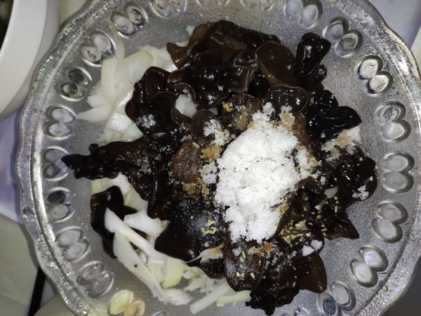 圓蔥拌木耳的做法-酸甜味拌菜譜-易網(wǎng)健康養(yǎng)生網(wǎng) 圓蔥拌木耳的做法-酸甜味拌菜譜