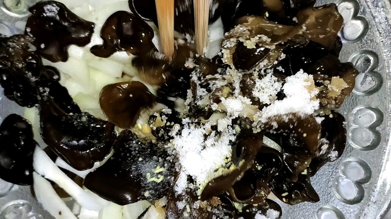 圓蔥拌木耳的做法-酸甜味拌菜譜-易網(wǎng)健康養(yǎng)生網(wǎng) 圓蔥拌木耳的做法-酸甜味拌菜譜