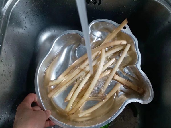 酸脆藕心菜的做法-酸辣味炒菜譜-易網<a href=http://www.jsjjzhkt.cn/ target=_blank class=infotextkey>健康養生</a>網 酸脆藕心菜的做法-酸辣味炒菜譜