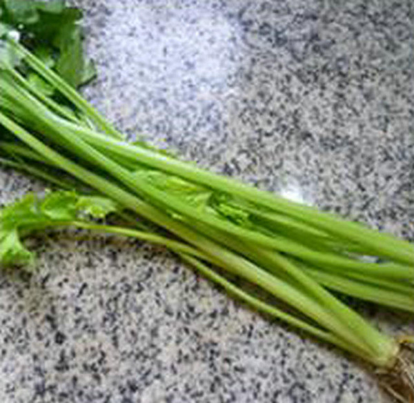 黑木耳香芹炒餃子皮的做法-家常味炒菜譜-易網(wǎng)健康養(yǎng)生網(wǎng) 黑木耳香芹炒餃子皮的做法-家常味炒菜譜