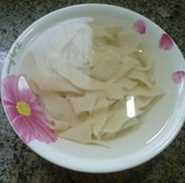 黑木耳香芹炒餃子皮的做法-家常味炒菜譜-易網(wǎng)健康養(yǎng)生網(wǎng) 黑木耳香芹炒餃子皮的做法-家常味炒菜譜