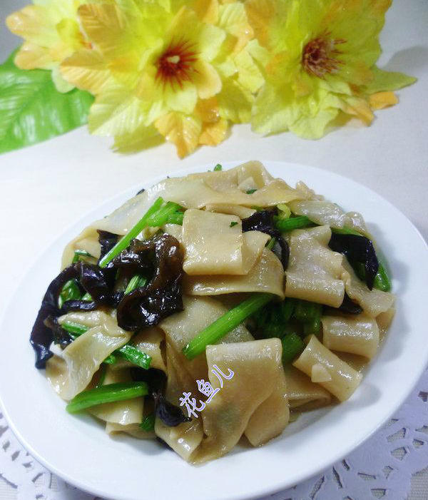 黑木耳香芹炒餃子皮的做法-家常味炒菜譜-易網(wǎng)健康養(yǎng)生網(wǎng) 黑木耳香芹炒餃子皮的做法-家常味炒菜譜