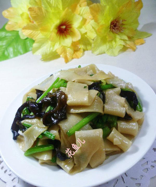 黑木耳香芹炒餃子皮的做法-家常味炒菜譜-易網(wǎng)健康養(yǎng)生網(wǎng) 黑木耳香芹炒餃子皮的做法-家常味炒菜譜