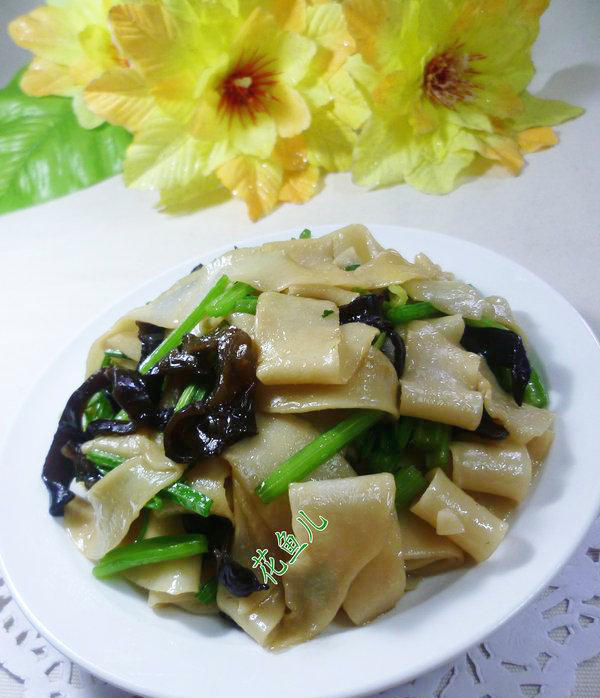 黑木耳香芹炒餃子皮的做法-家常味炒菜譜-易網(wǎng)健康養(yǎng)生網(wǎng) 黑木耳香芹炒餃子皮的做法-家常味炒菜譜
