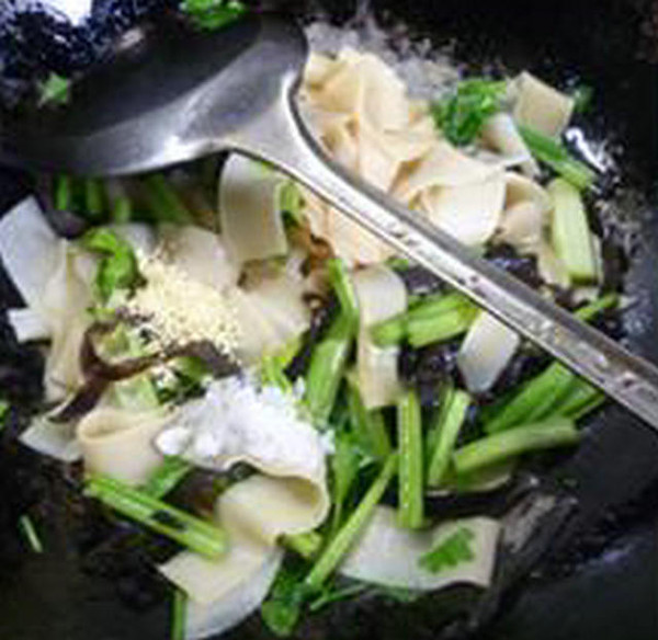 黑木耳香芹炒餃子皮的做法-家常味炒菜譜-易網(wǎng)健康養(yǎng)生網(wǎng) 黑木耳香芹炒餃子皮的做法-家常味炒菜譜