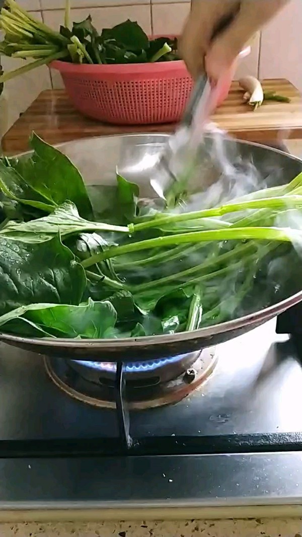 無油酸爽菠菜粉絲的做法-酸辣味拌菜譜-易網(wǎng)<a href=http://www.jsjjzhkt.cn/ target=_blank class=infotextkey>健康養(yǎng)生</a>網(wǎng) 無油酸爽菠菜粉絲的做法-酸辣味拌菜譜