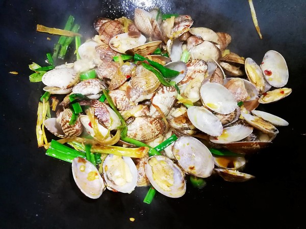 比飯店還好吃的爆炒花甲的做法-香辣味炒菜譜