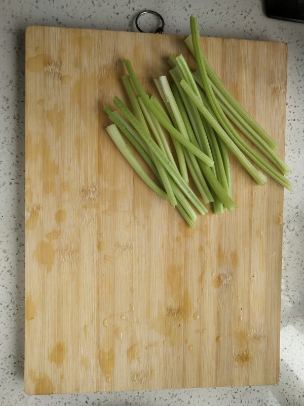 芹菜炒肉的做法-咸鮮味炒菜譜-易網<a href=http://www.jsjjzhkt.cn/ target=_blank class=infotextkey>健康養生</a>網 芹菜炒肉的做法-咸鮮味炒菜譜