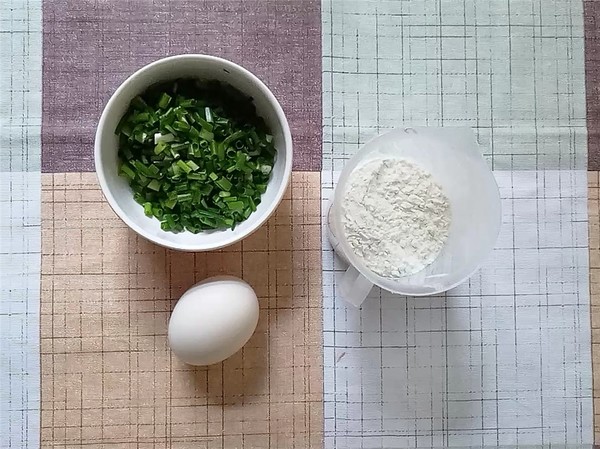 香蔥雞蛋餅的做法-蔥香味煎菜譜-易網(wǎng)<a href=http://www.jsjjzhkt.cn/ target=_blank class=infotextkey>健康養(yǎng)生</a>網(wǎng) 香蔥雞蛋餅的做法-蔥香味煎菜譜