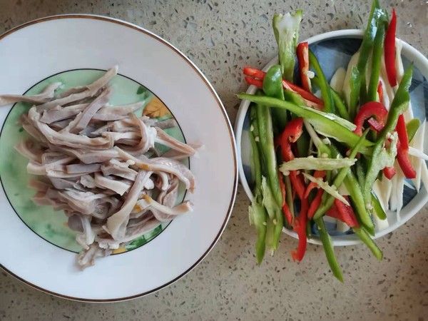 三椒紅油肚片的做法-香辣味炒菜譜-易網(wǎng)健康養(yǎng)生網(wǎng) 三椒紅油肚片的做法-香辣味炒菜譜