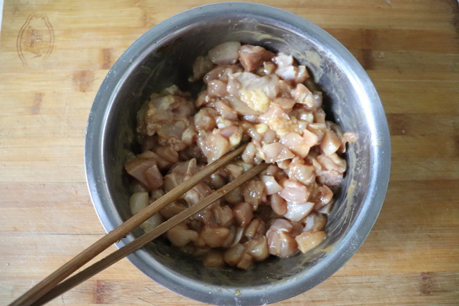 家庭版宮保雞丁的做法-家常味炒菜譜-易網健康養生網 家庭版宮保雞丁的做法-家常味炒菜譜