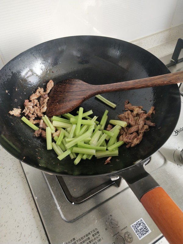 芹菜炒肉的做法-咸鮮味炒菜譜-易網健康養生網 芹菜炒肉的做法-咸鮮味炒菜譜
