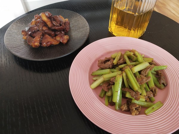 芹菜炒肉的做法-咸鮮味炒菜譜-易網健康養生網 芹菜炒肉的做法-咸鮮味炒菜譜