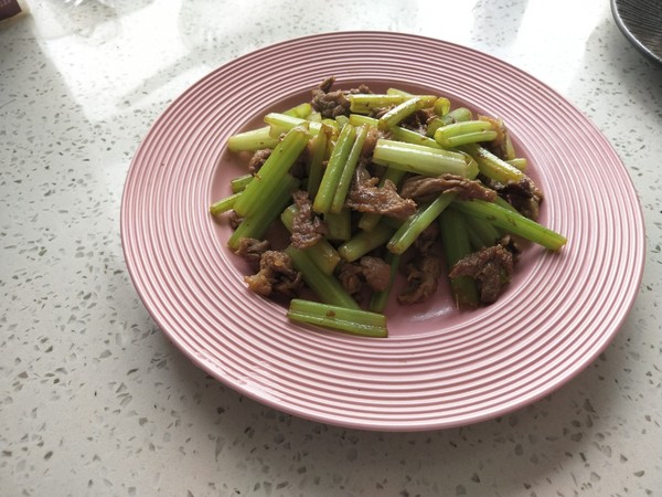 芹菜炒肉的做法-咸鮮味炒菜譜-易網健康養生網 芹菜炒肉的做法-咸鮮味炒菜譜