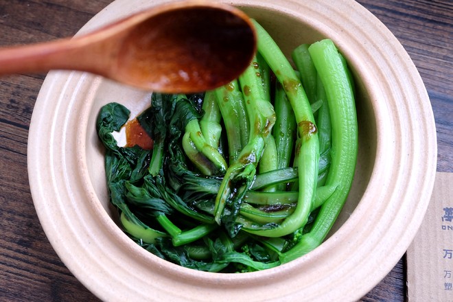 芋頭臘腸煲仔飯+白灼菜心的做法-家常味煲菜譜-易網健康養生網 芋頭臘腸煲仔飯+白灼菜心的做法-家常味煲菜譜