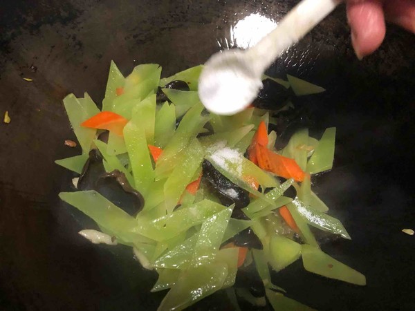 萵筍炒雞蛋的做法-家常味炒菜譜