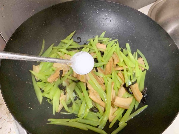 青筍炒肉絲的做法-家常味炒菜譜