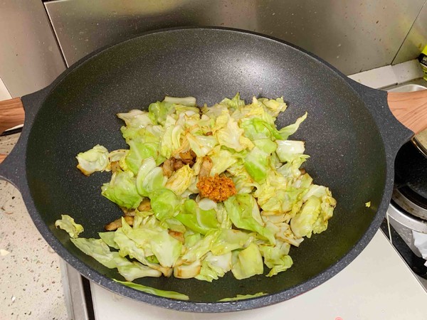 油腐乳包菜炒肉的做法-香辣味炒菜譜-易網(wǎng)健康養(yǎng)生網(wǎng) 油腐乳包菜炒肉的做法-香辣味炒菜譜