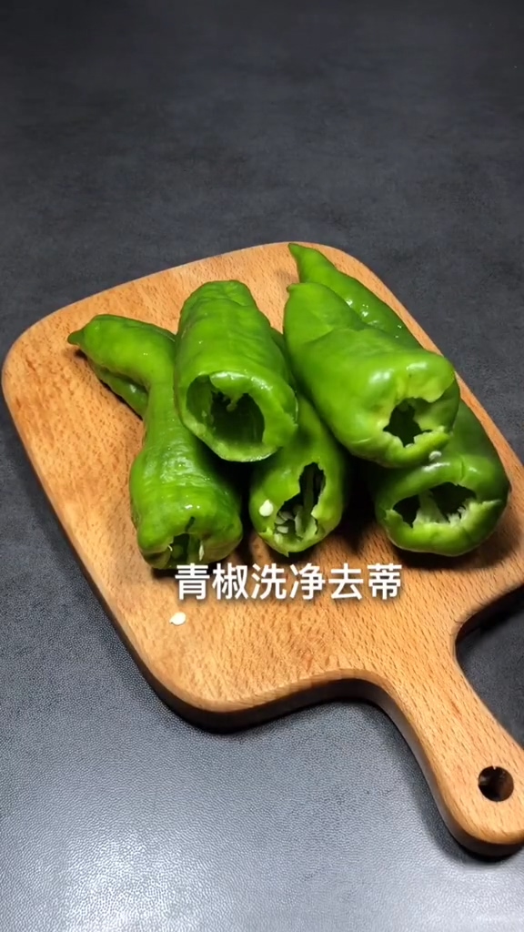 青椒金針菇的做法-家常味煎菜譜