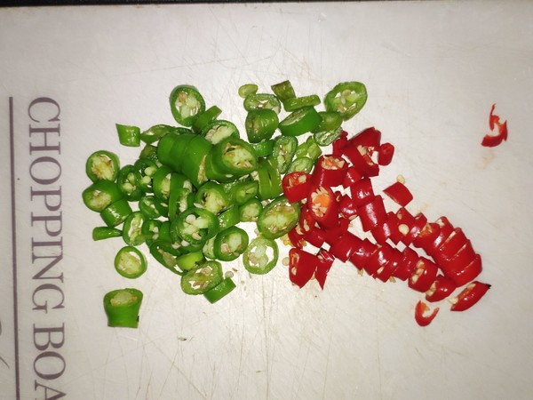 雞腿拌的做法-酸辣味拌菜譜-易網<a href=http://www.jsjjzhkt.cn/ target=_blank class=infotextkey>健康養生</a>網 雞腿拌的做法-酸辣味拌菜譜