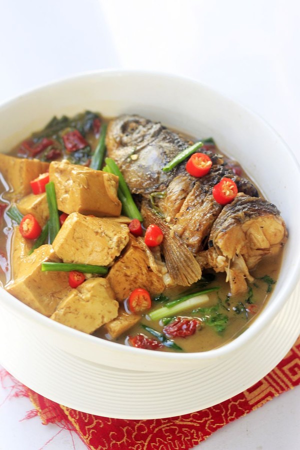 豆腐燉魚頭的做法-家常味燉菜譜-易網健康養生網 豆腐燉魚頭的做法-家常味燉菜譜