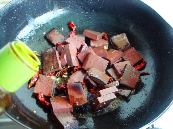 黃心菜燉血塊的做法-家常味燉菜譜-易網健康養生網 黃心菜燉血塊的做法-家常味燉菜譜