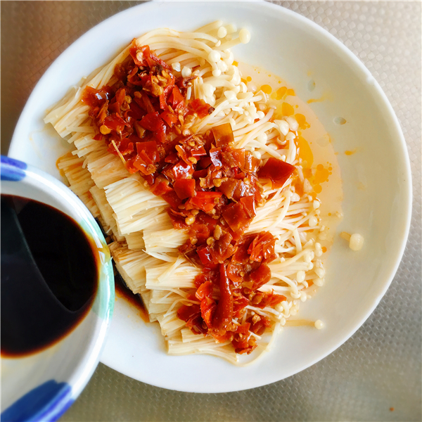 剁椒蒸金針菇的做法-香辣味蒸菜譜-易網健康養生網 剁椒蒸金針菇的做法-香辣味蒸菜譜