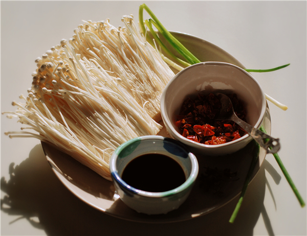 剁椒蒸金針菇的做法-香辣味蒸菜譜-易網<a href=http://www.jsjjzhkt.cn/ target=_blank class=infotextkey>健康養生</a>網 剁椒蒸金針菇的做法-香辣味蒸菜譜