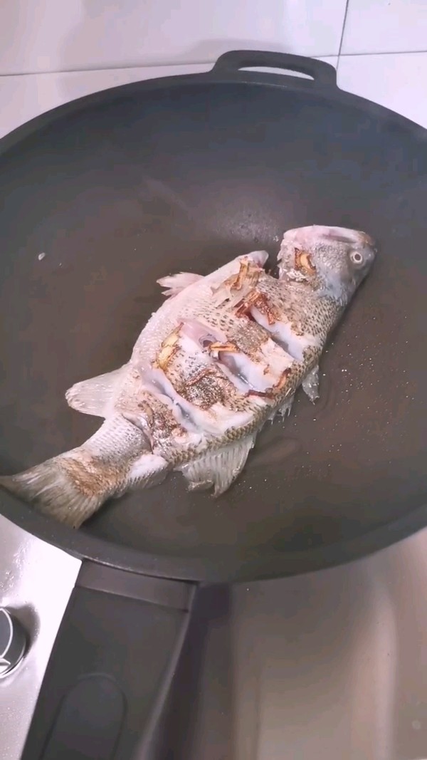 紅燒鱸魚的做法-家常味煮菜譜-易網<a href=http://www.jsjjzhkt.cn/ target=_blank class=infotextkey>健康養生</a>網 紅燒鱸魚的做法-家常味煮菜譜