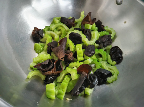 雞蛋炒苦瓜黑木耳的做法-家常味炒菜譜