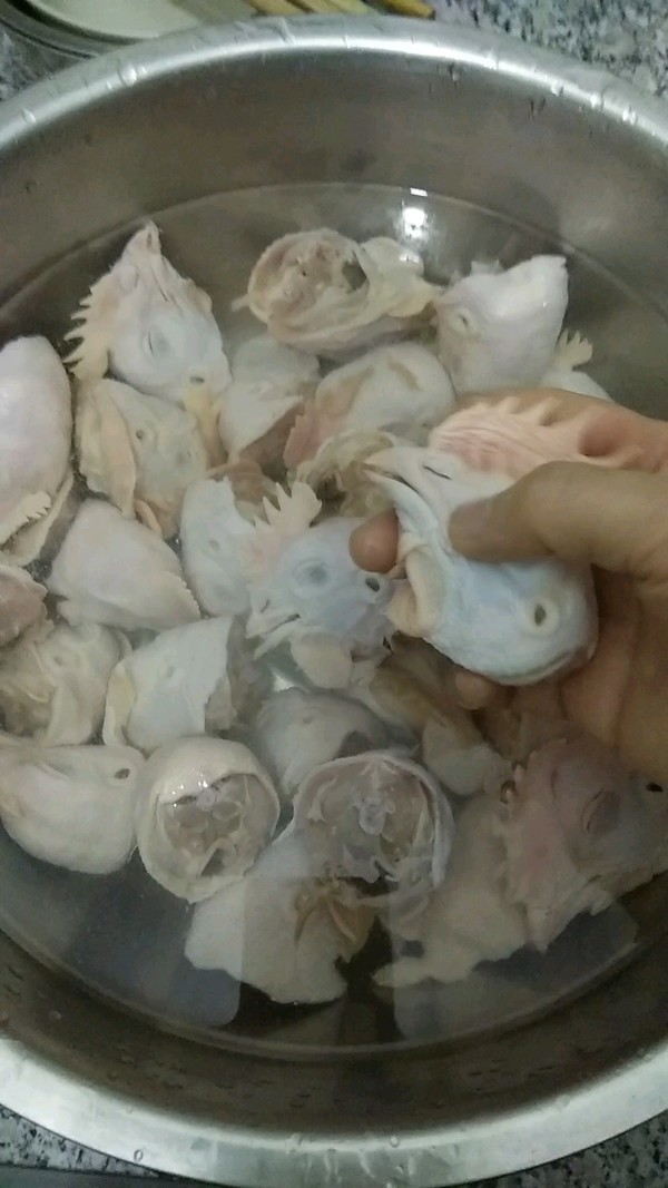 燉雞頭的做法-家常味燉菜譜-易網<a href=http://www.jsjjzhkt.cn/ target=_blank class=infotextkey>健康養生</a>網 燉雞頭的做法-家常味燉菜譜