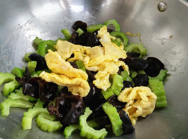 雞蛋炒苦瓜黑木耳的做法-家常味炒菜譜