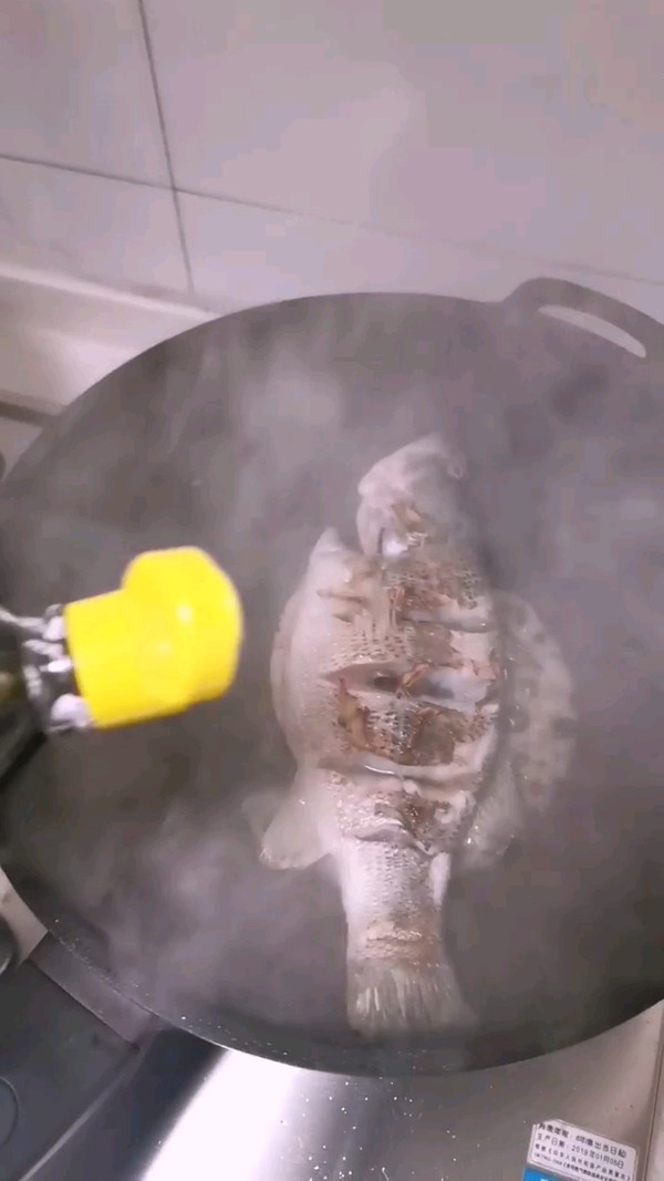 紅燒鱸魚的做法-家常味煮菜譜-易網健康養生網 紅燒鱸魚的做法-家常味煮菜譜