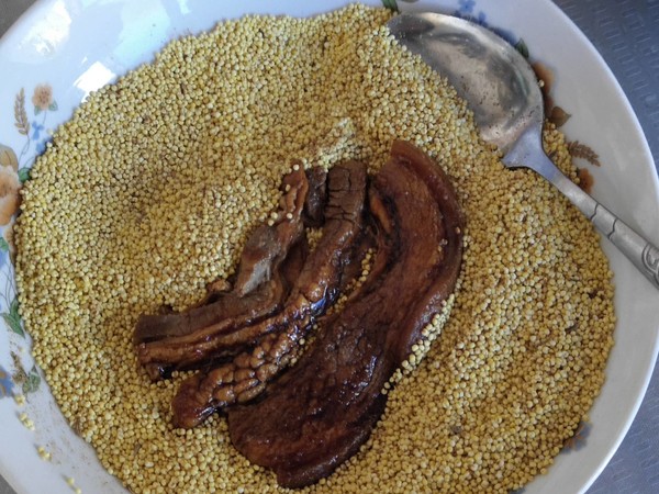 香糯小米扣肉的做法-家常味蒸菜譜