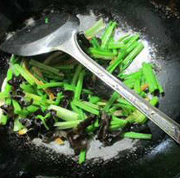 黑木耳香干炒芹菜的做法-家常味炒菜譜-易網(wǎng)健康養(yǎng)生網(wǎng) 黑木耳香干炒芹菜的做法-家常味炒菜譜