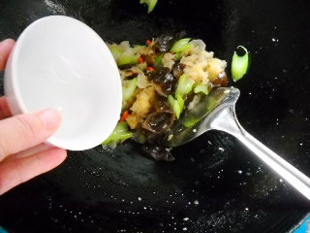 銀耳西芹枸杞子的做法-家常味炒菜譜-易網(wǎng)健康養(yǎng)生網(wǎng) 銀耳西芹枸杞子的做法-家常味炒菜譜