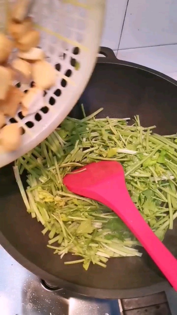 芹菜炒魚豆腐的做法-家常味炒菜譜-易網健康養生網 芹菜炒魚豆腐的做法-家常味炒菜譜