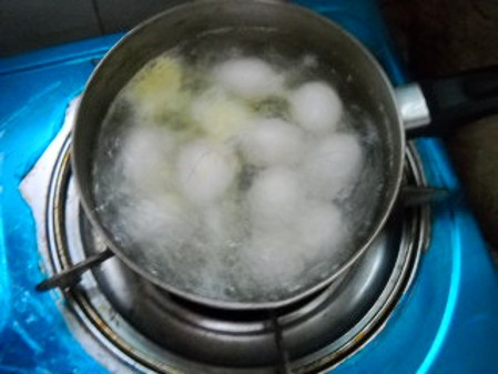 木耳燒鴿蛋的做法-家常味燒菜譜-易網(wǎng)健康養(yǎng)生網(wǎng) 木耳燒鴿蛋的做法-家常味燒菜譜