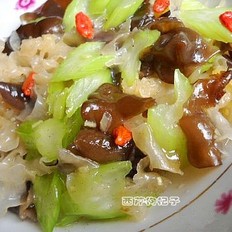 銀耳西芹枸杞子的做法-家常味炒菜譜