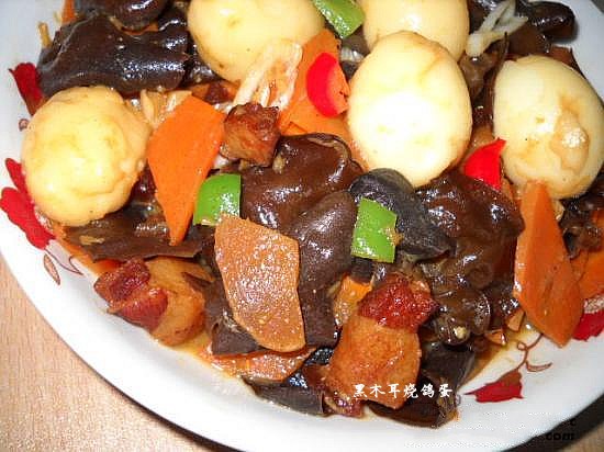 木耳燒鴿蛋的做法-家常味燒菜譜-易網(wǎng)健康養(yǎng)生網(wǎng) 木耳燒鴿蛋的做法-家常味燒菜譜