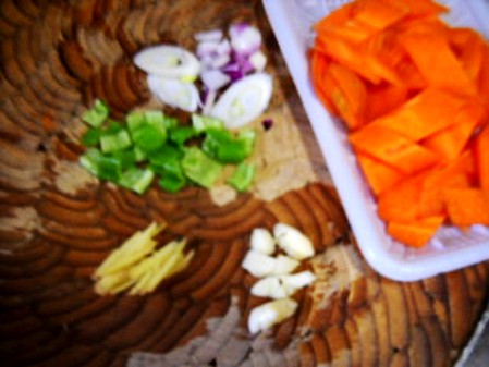 木耳燒鴿蛋的做法-家常味燒菜譜-易網(wǎng)健康養(yǎng)生網(wǎng) 木耳燒鴿蛋的做法-家常味燒菜譜