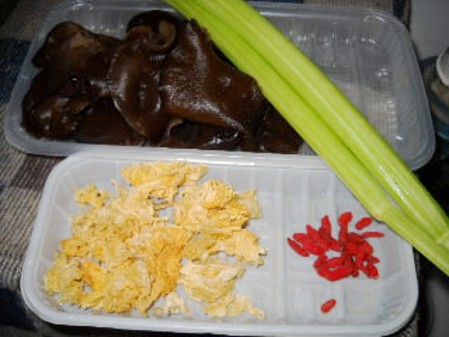 銀耳西芹枸杞子的做法-家常味炒菜譜-易網(wǎng)<a href=http://www.jsjjzhkt.cn/ target=_blank class=infotextkey>健康養(yǎng)生</a>網(wǎng) 銀耳西芹枸杞子的做法-家常味炒菜譜