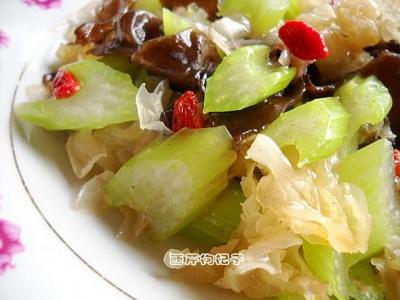 銀耳西芹枸杞子的做法-家常味炒菜譜