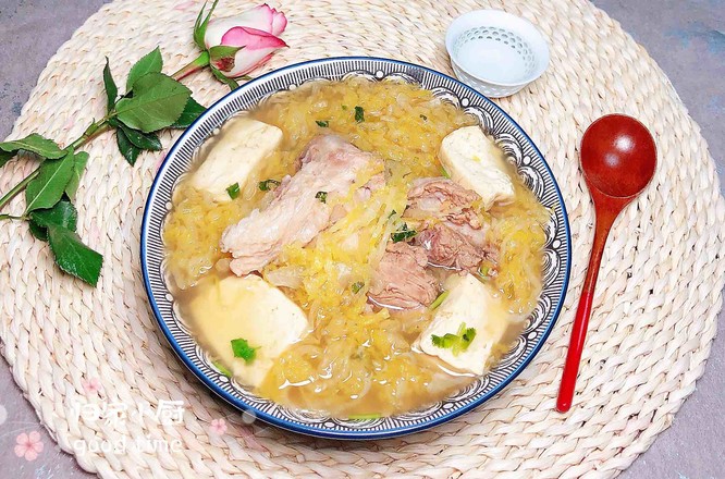 酸菜燉大骨的做法-咸鮮味燉菜譜-易網健康養生網 酸菜燉大骨的做法-咸鮮味燉菜譜