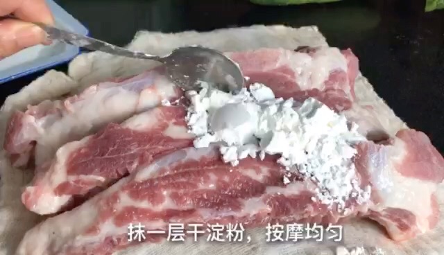 酥香排骨的做法-香辣味炸菜譜-易網<a href=http://www.jsjjzhkt.cn/ target=_blank class=infotextkey>健康養(yǎng)生</a>網 酥香排骨的做法-香辣味炸菜譜