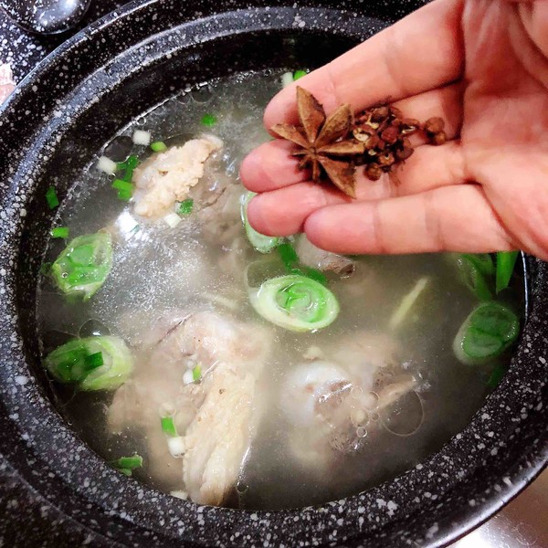 酸菜燉大骨的做法-咸鮮味燉菜譜-易網健康養生網 酸菜燉大骨的做法-咸鮮味燉菜譜