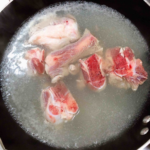 酸菜燉大骨的做法-咸鮮味燉菜譜-易網健康養生網 酸菜燉大骨的做法-咸鮮味燉菜譜